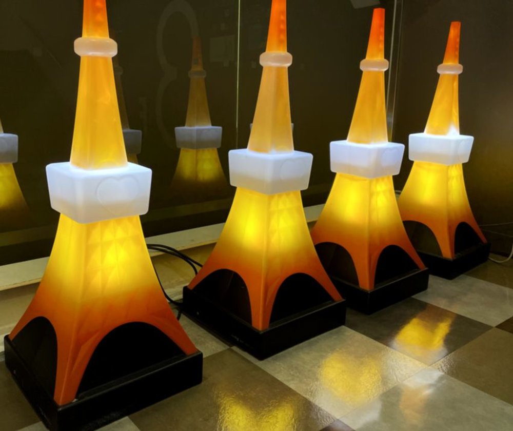 東京タワーの形をしたネオン灯