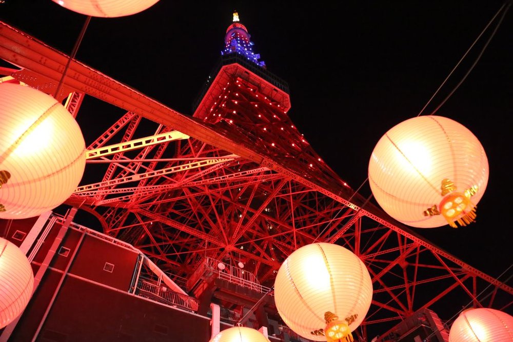 東京タワーのライトアップを下から見た時