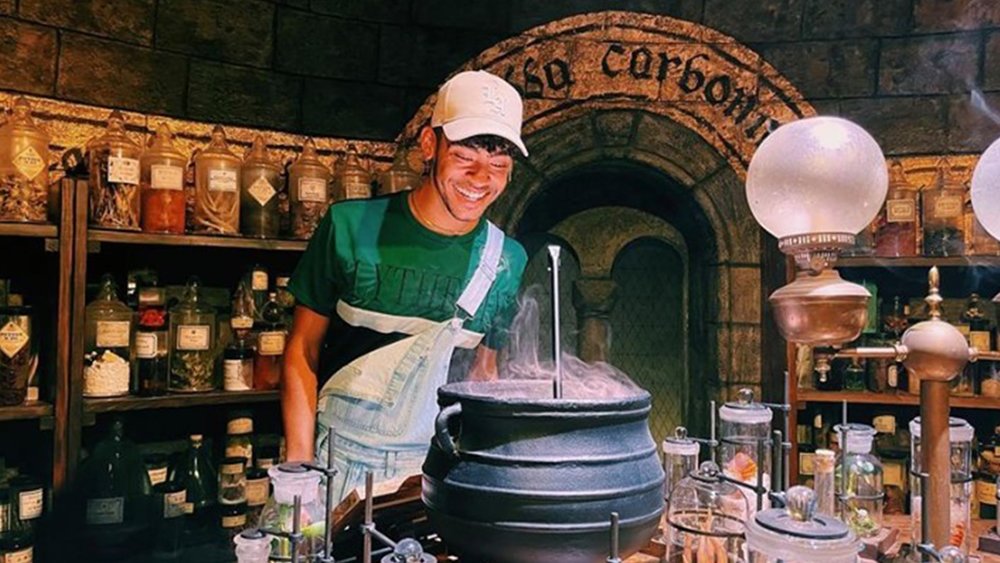 Ensnare the mind and bewitch the senses by learning potion-making at Warner Bros. Studio Tour Hollywood in Los Angeles. Image Credits: @bey_our_guest