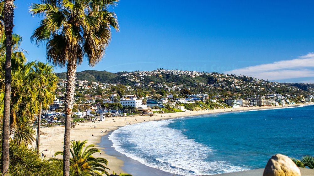 Besides the gorgeous beach, there are also great art galleries to visit at Laguna Beach. Credit: Starboard Creek