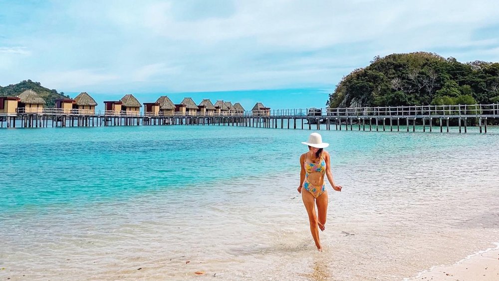 Admire the sea creatures from your own overwater bungalows. Image Credits: @jesslovestravelane