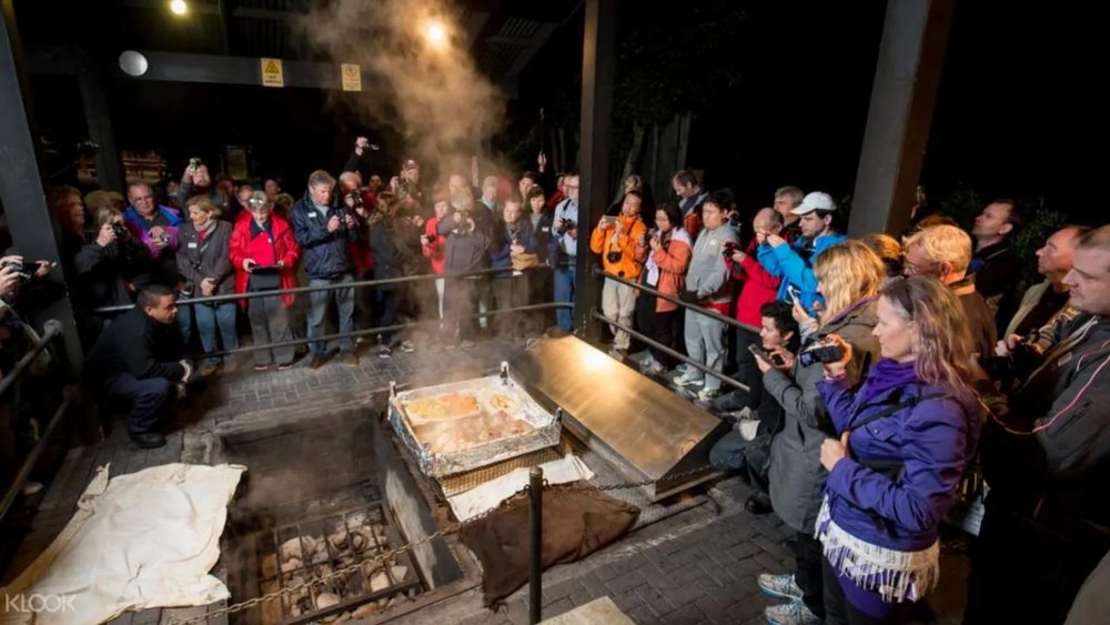 Watch how your Māori feast gets prepared hāngī-style!