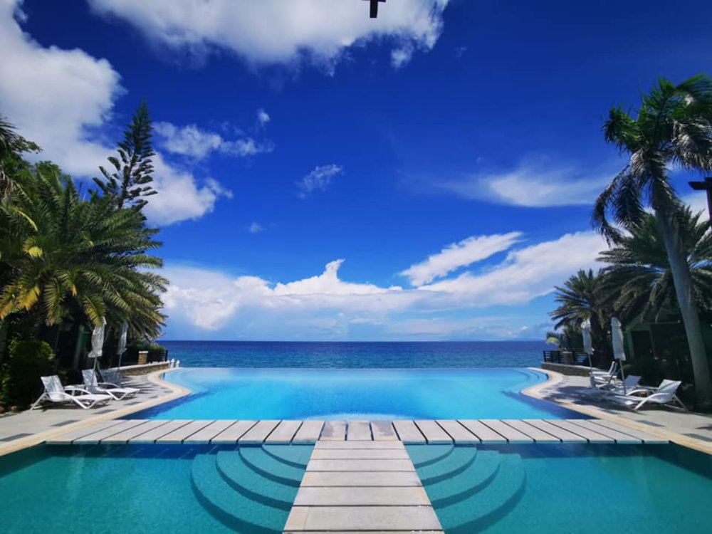 infinity pool with walking steps