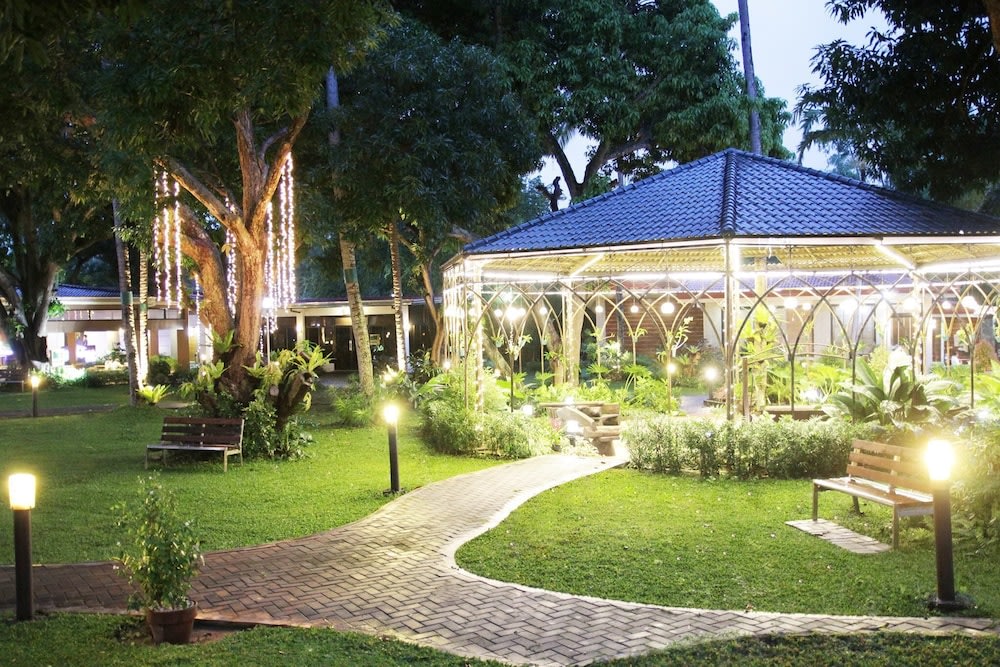 garden veranda with lights