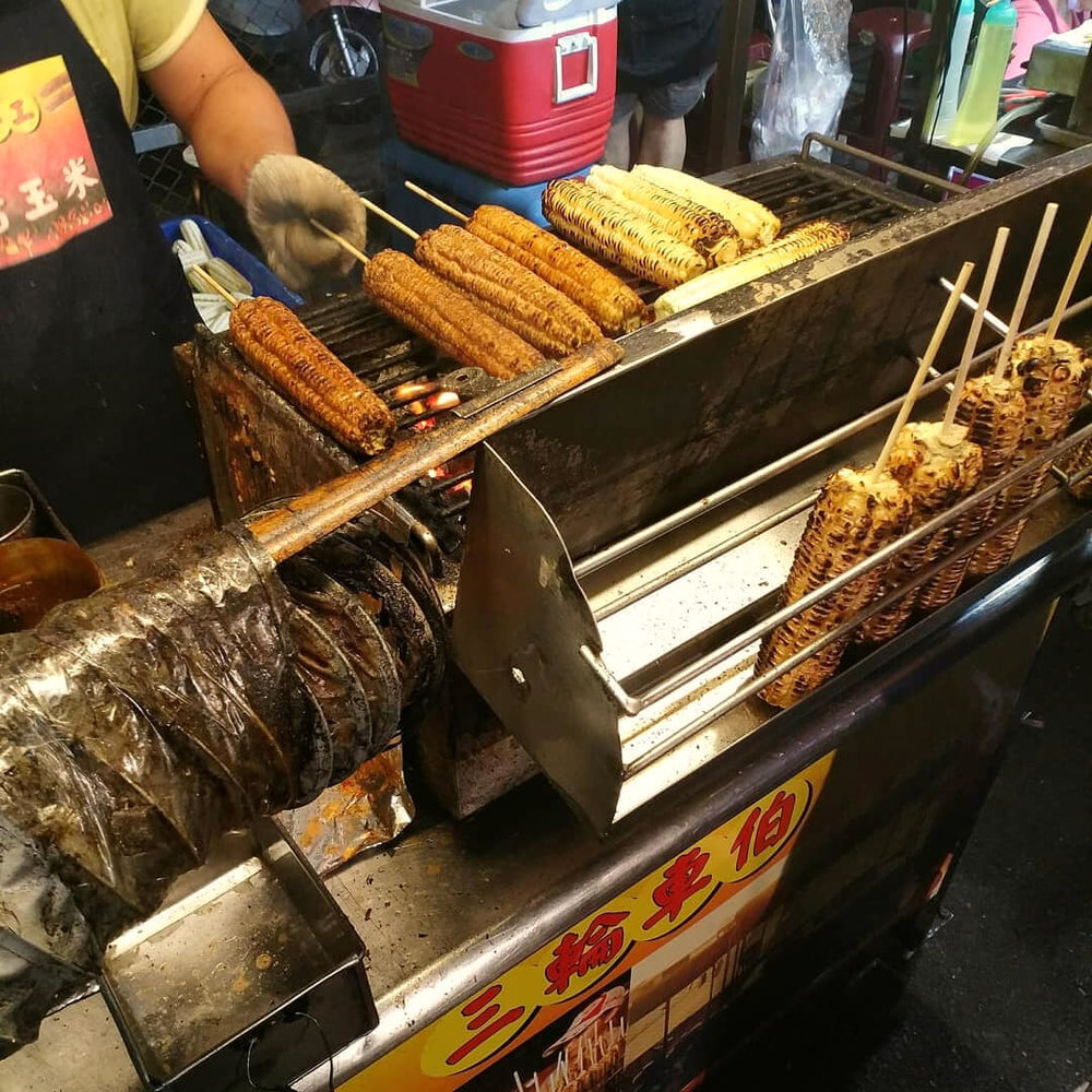 旱溪夜市美食：三輪車伯炭烤玉米