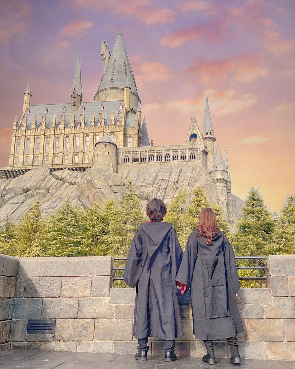 USJ UGC: @pooh_hunny_83 ハリーポッターマント2人とお城
