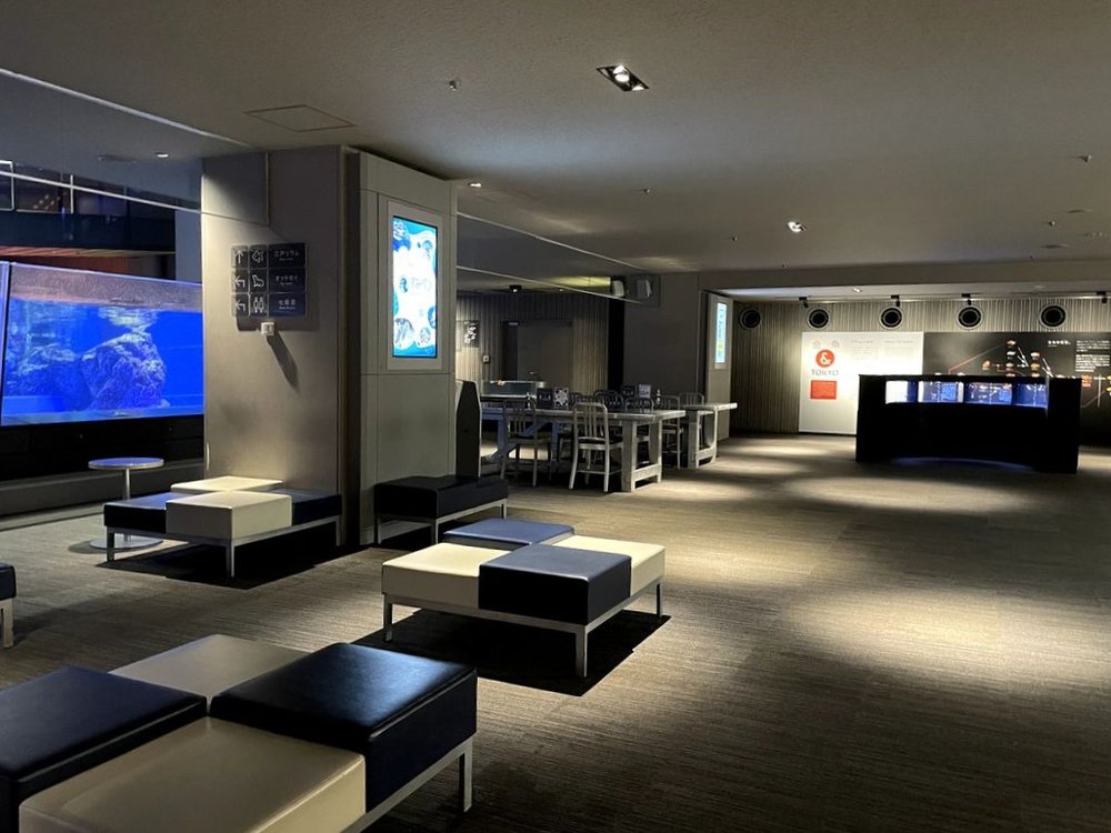 すみだ水族館のカフェ前休憩スペース