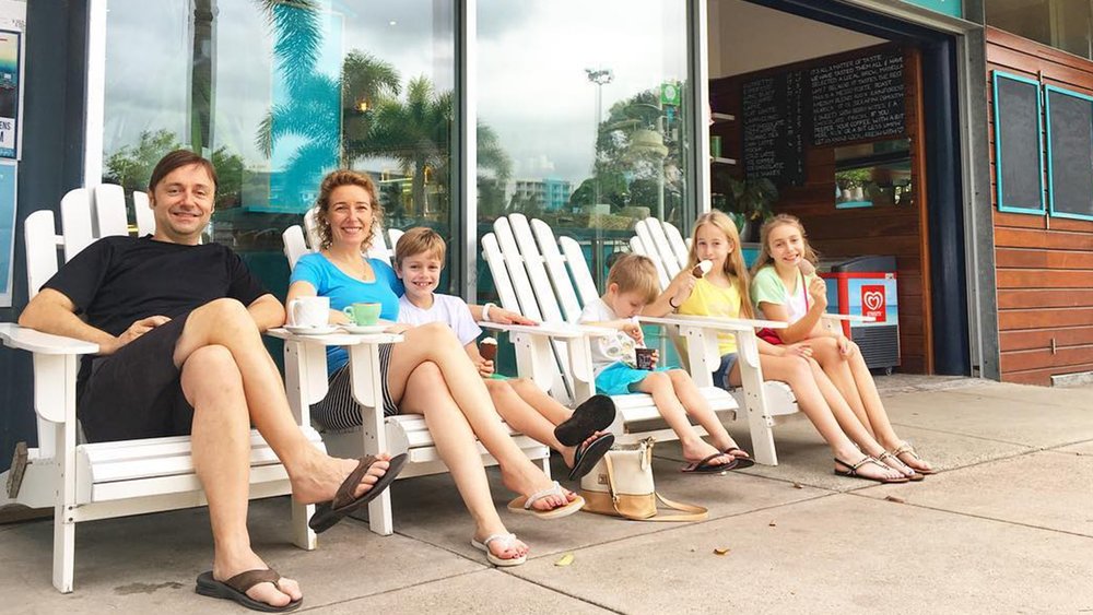 Time for a flip-flops showdown!  Image Credits: @aqualagooncairns