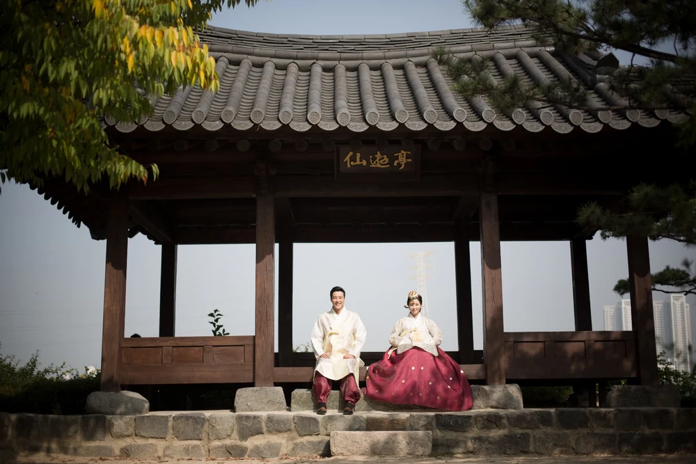 couple in hanbok