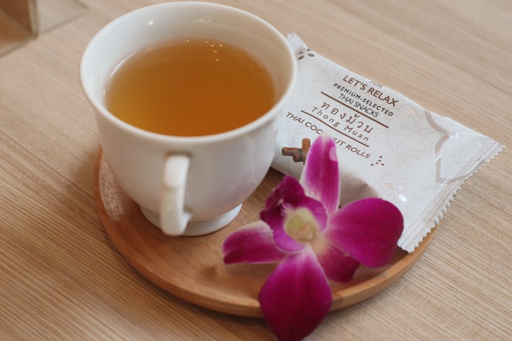 เสิร์ฟทองม้วนและน้ำ สมุนไพรร้อนๆ