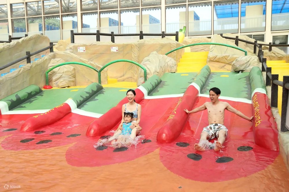 東京サマーランドの屋内プールの滑り台