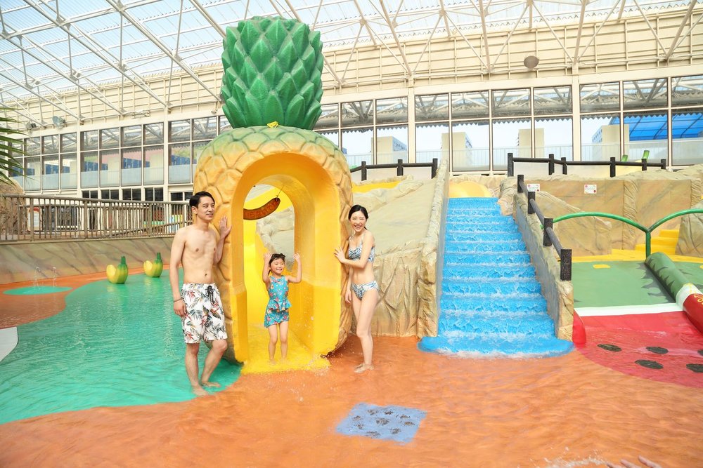 東京サマーランドの屋内プールにあるパイナップルのオブジェ