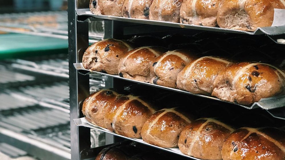 Experience the joy of Easter with these fresh-from-the-oven hot cross buns. Image Credits: @qlebaker