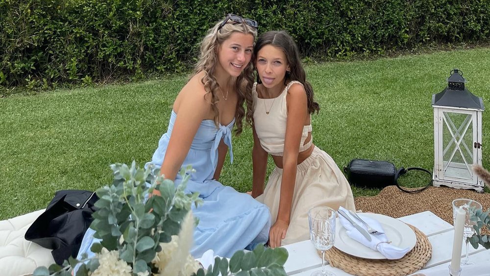 Sit back, relax, and take memorable photos with your mum.  Image Credits: @ellaparrker35