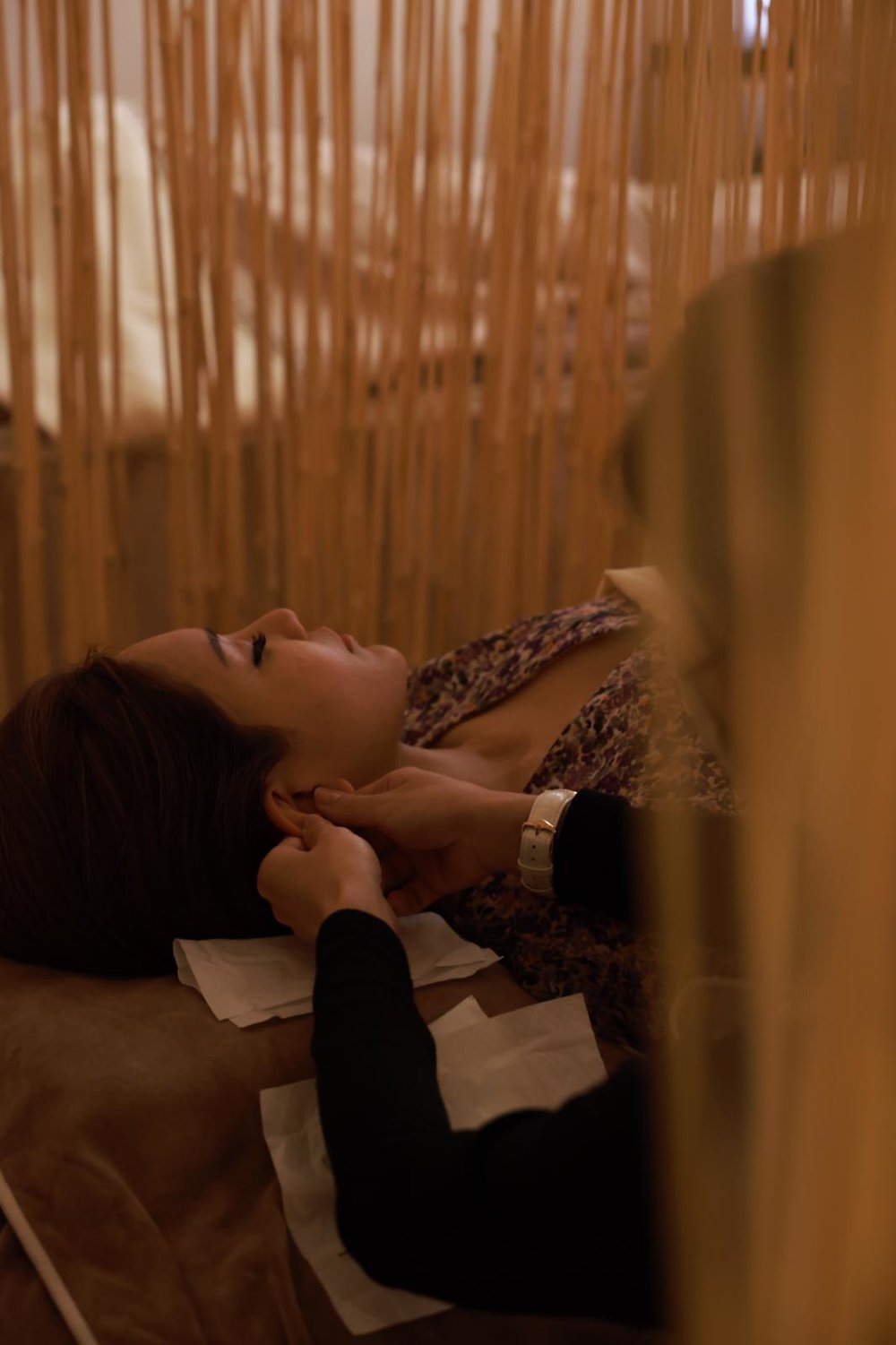 配以耳廓、耳穴及太陽穴按摩,可抒緩日常壓力。