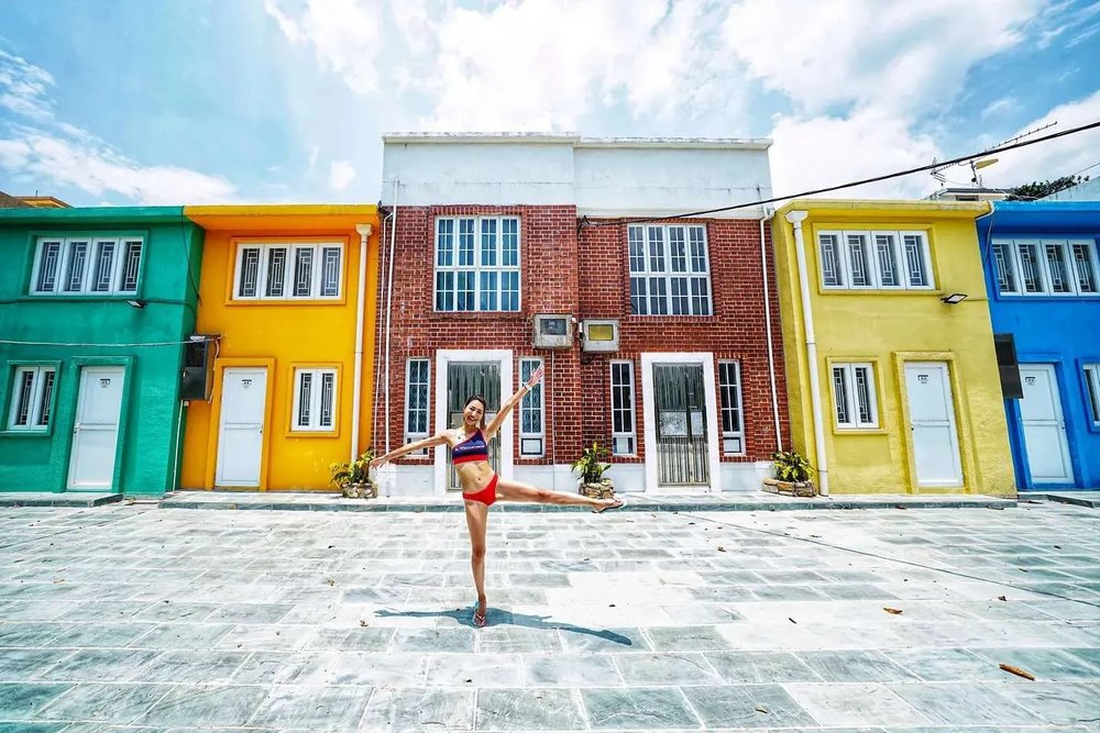 色彩繽紛的小屋令人聯想起意大利南部。(Instagram @louise.loyee)