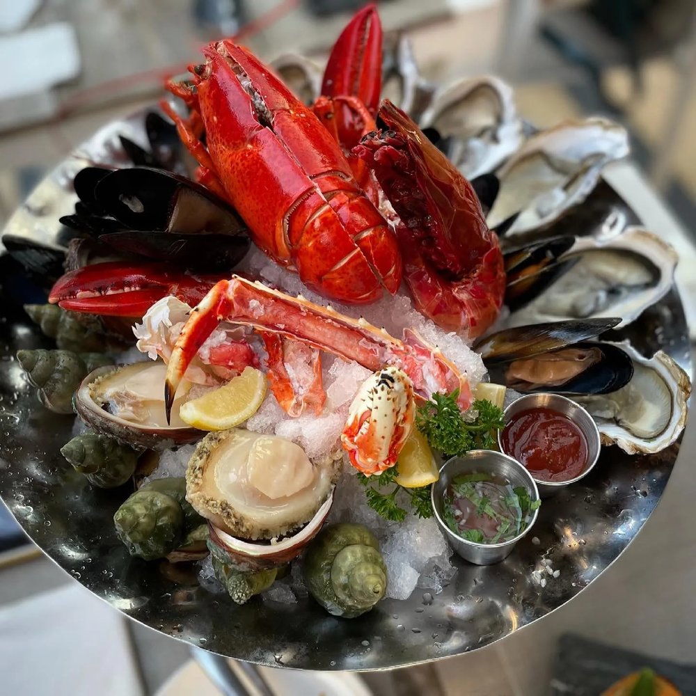 餐廳招牌菜之一,海鮮拼盤包括龍蝦、蟹腳、生蠔、青口、螺、鮑魚等,新鮮又豐富。(Instagram@day_day_eat_miffy)