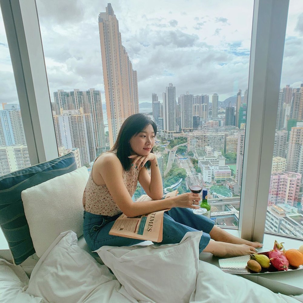 房間設有大片的落地玻璃,景觀開揚,我盡見九龍區的景色。(Instagram@ahhhkimm)