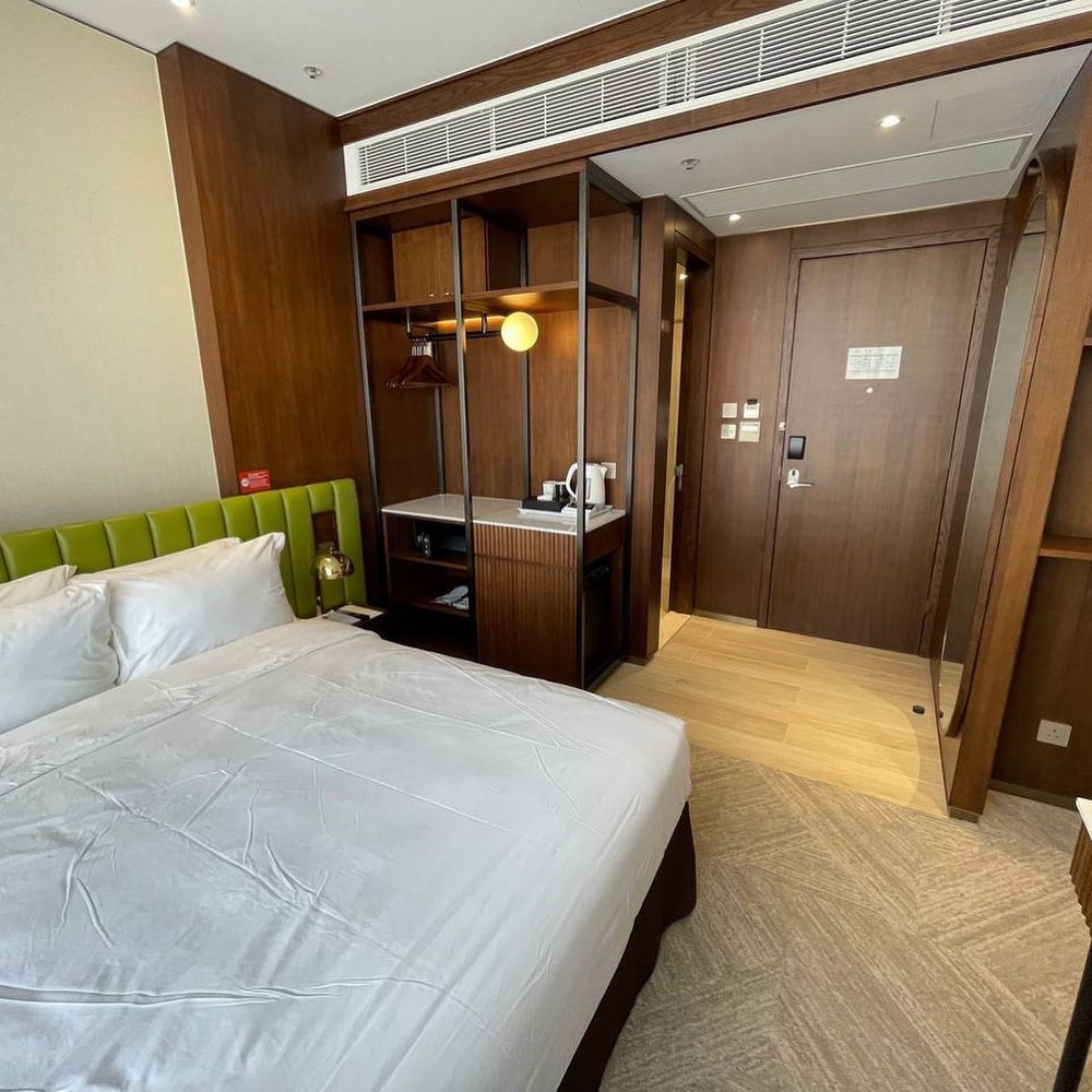 房間以綠色和深木色作主調,富有懷舊色彩。 (Instagram@travelling.jackie)