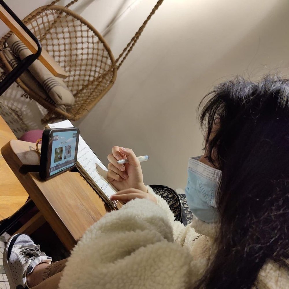 有時在屋企環境嘈吵,難以專心工作,共享工作室也是不錯的選擇。(Instagram@c_apr29)