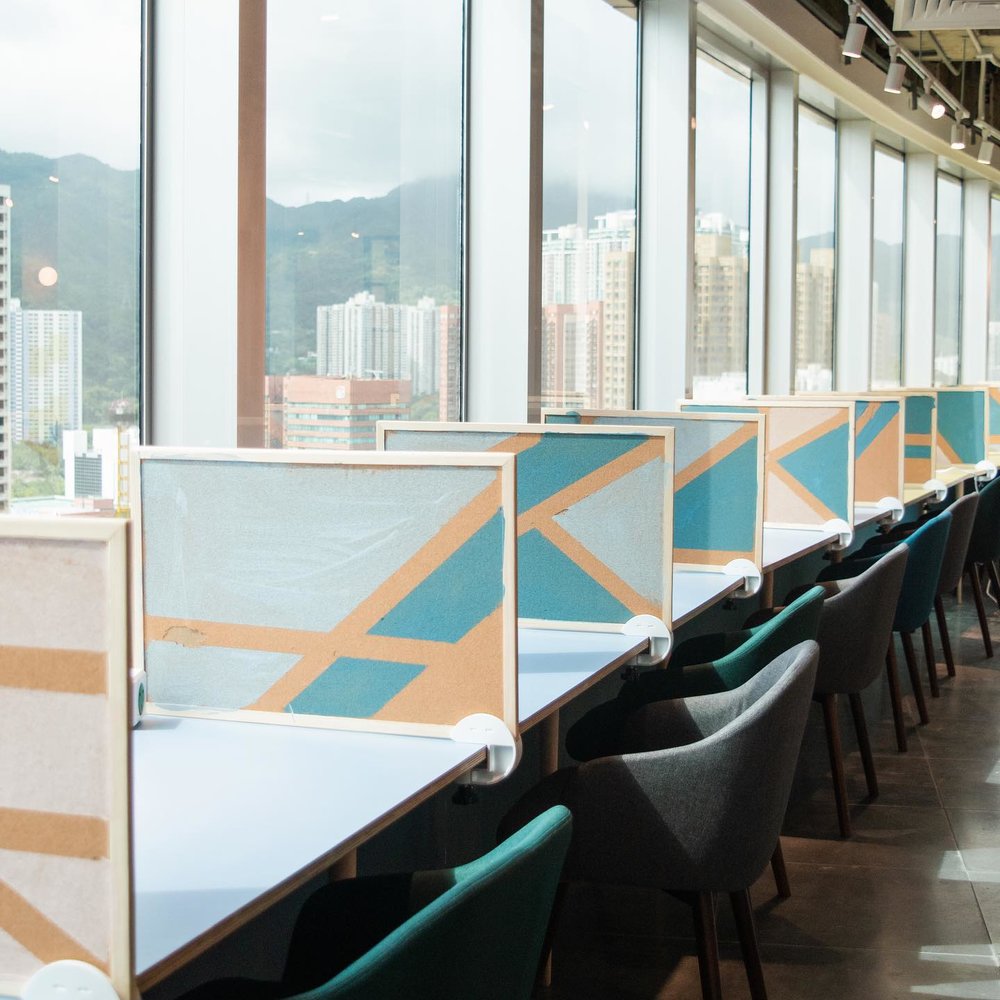 有些人較難在全開放式的辦公室專注工作,設有間隔板的自修空間就 更理想。(Instagram@deskonehk)