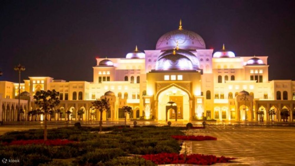 The palace looks just as grandiose at nightfall! 