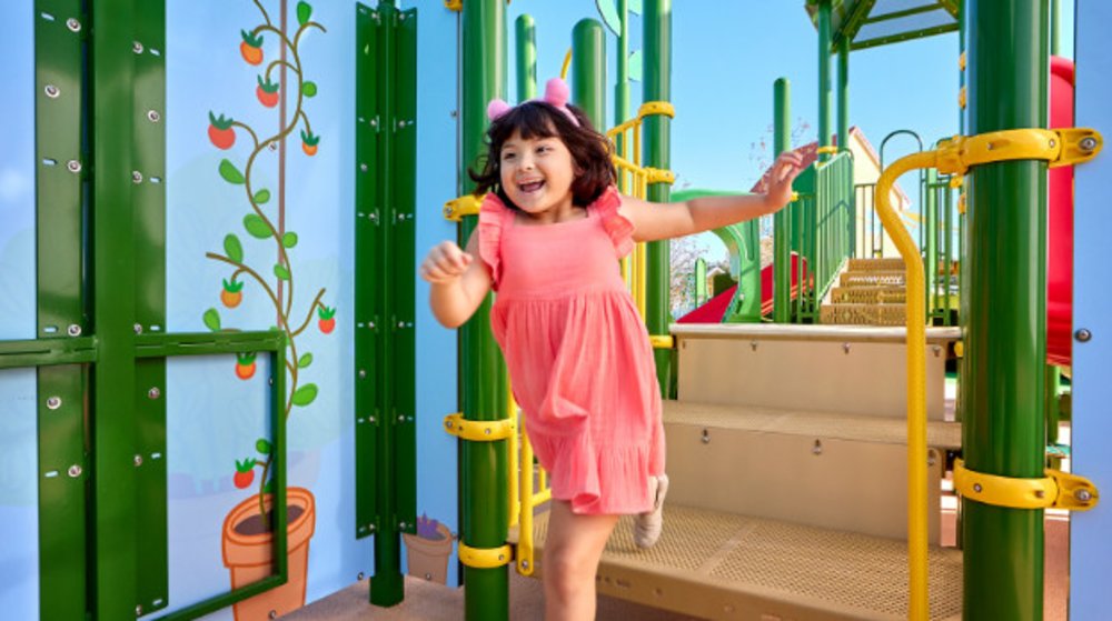 Explore Grandpa Pig’s greenhouse and find out the veggies he loves to grow