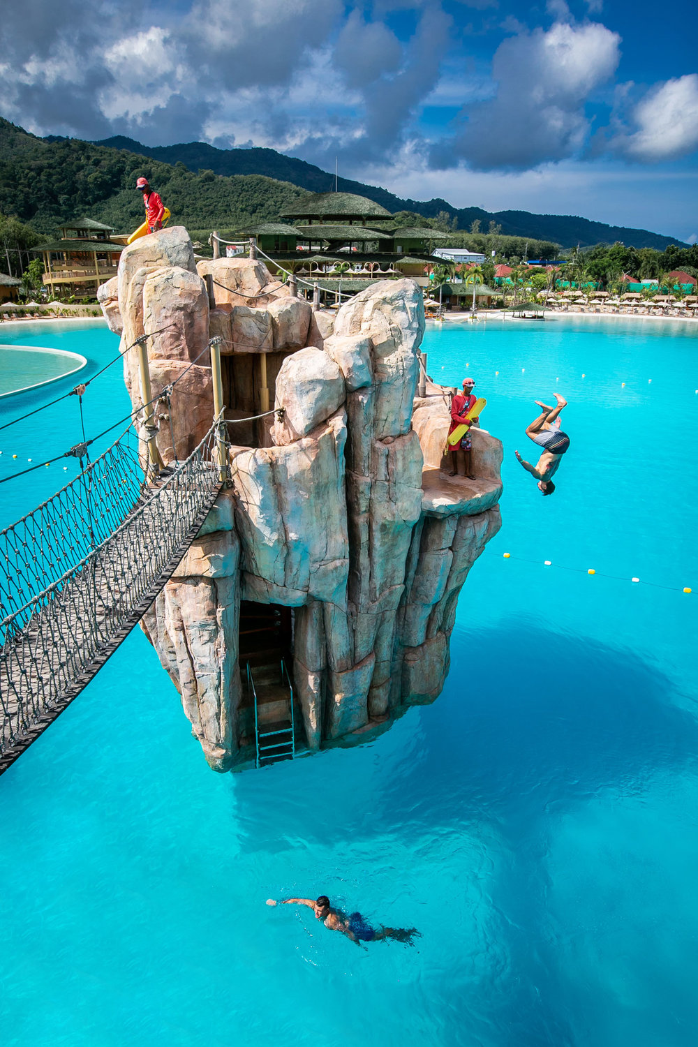 Cliff Jumping และ Rock Climbing