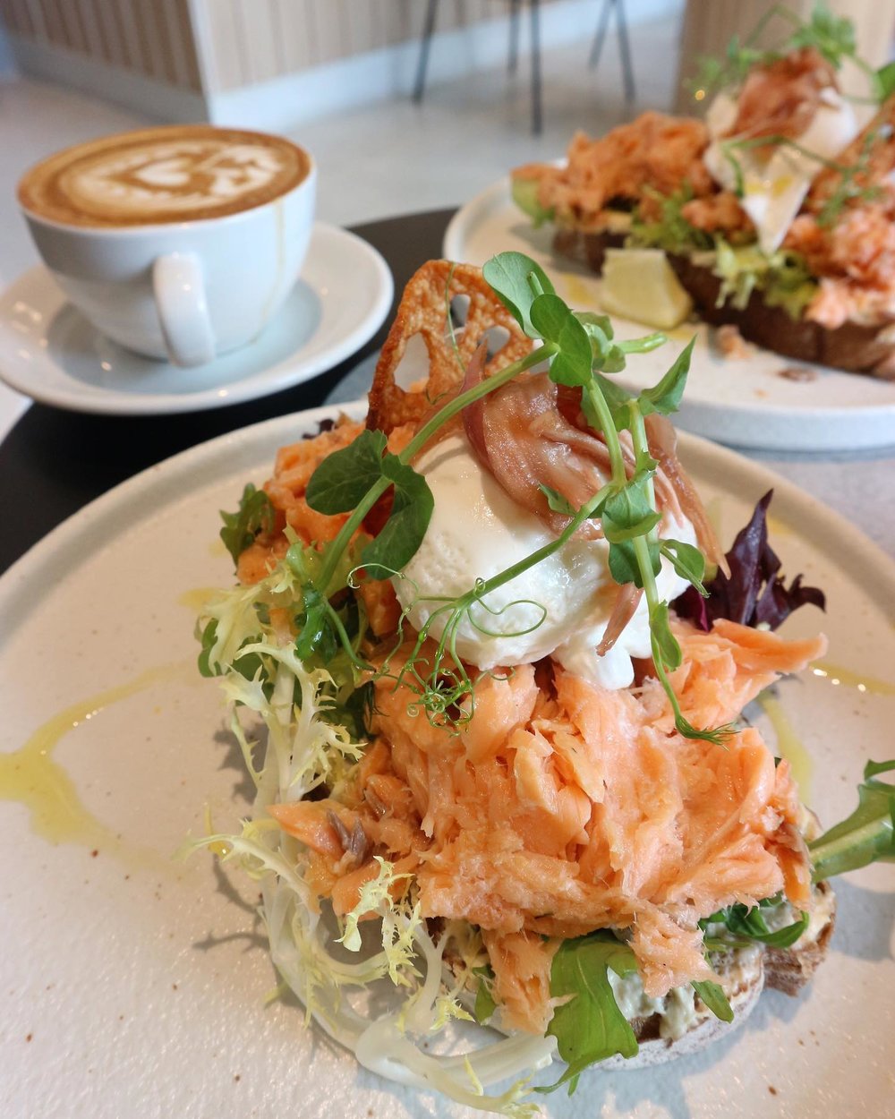 自家製的酸種麵包配以大量沙律及三文魚,份量豐富又好看。(Instagram @htsandysammi)