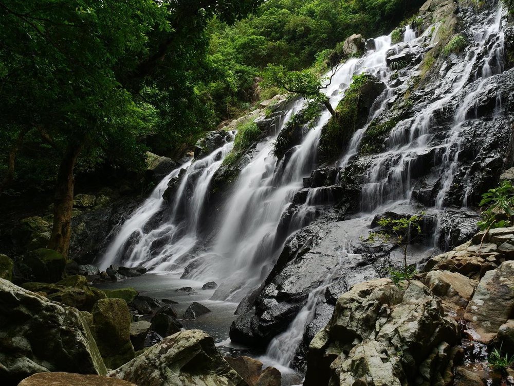 這裏亦有蓮苑台瀑布,水流湍急也算頗壯麗,在香港是難得一見的景色。(Instagram @playegg365)