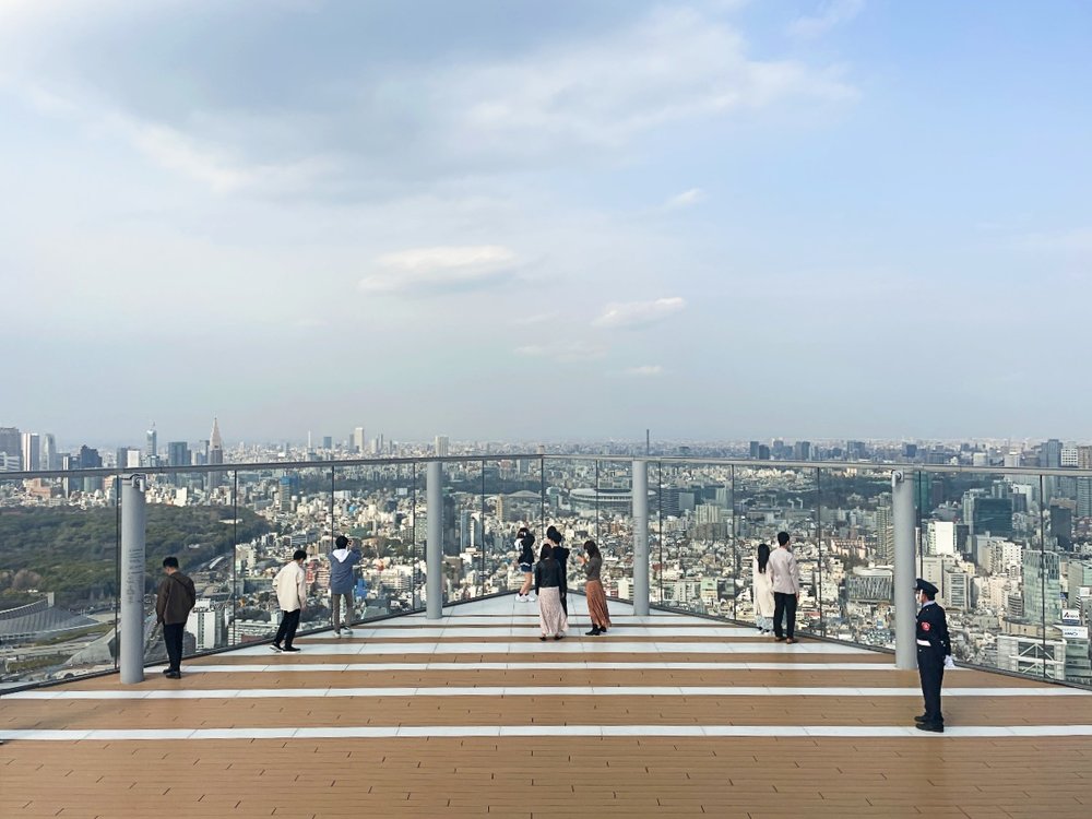 SHIBUYA SKY SKY STAGEの角で写真を撮る人々