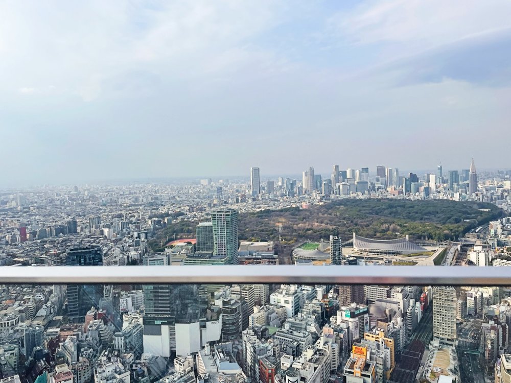 SHIBUYA SKY SKY STAGEのガラスの壁が低いところ