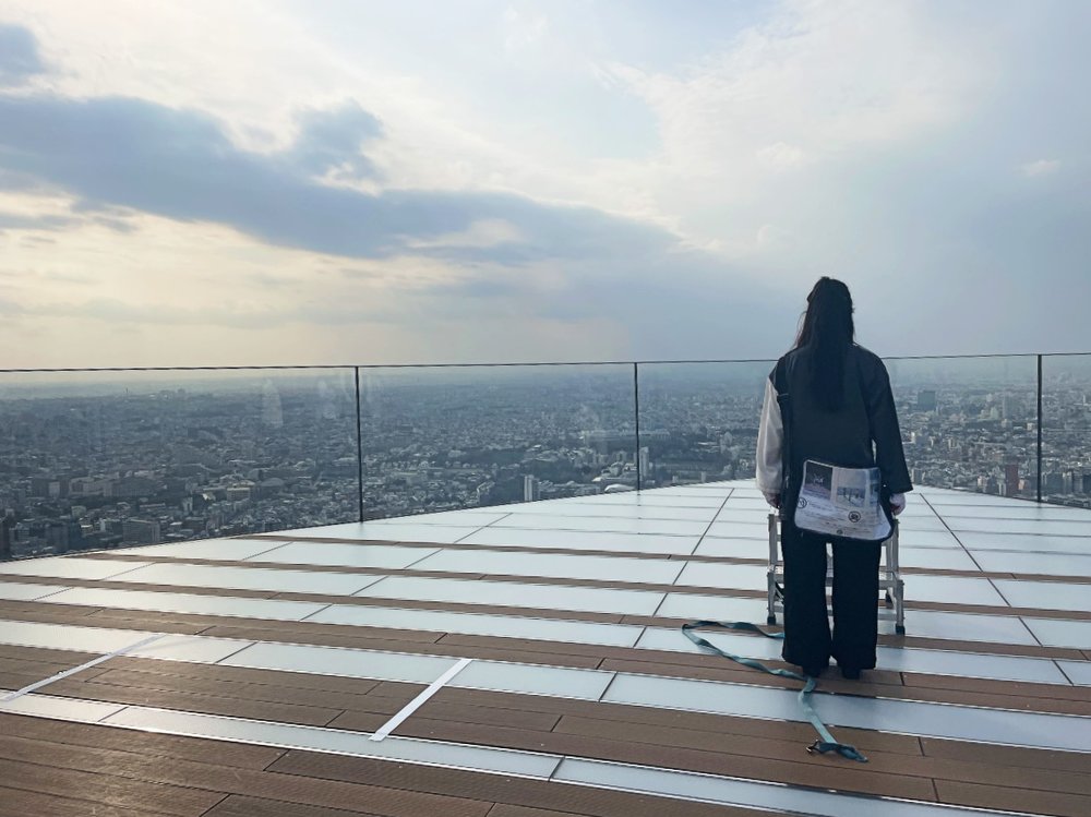 SHIBUYA SKY一番のフォトスポットに立つ女性