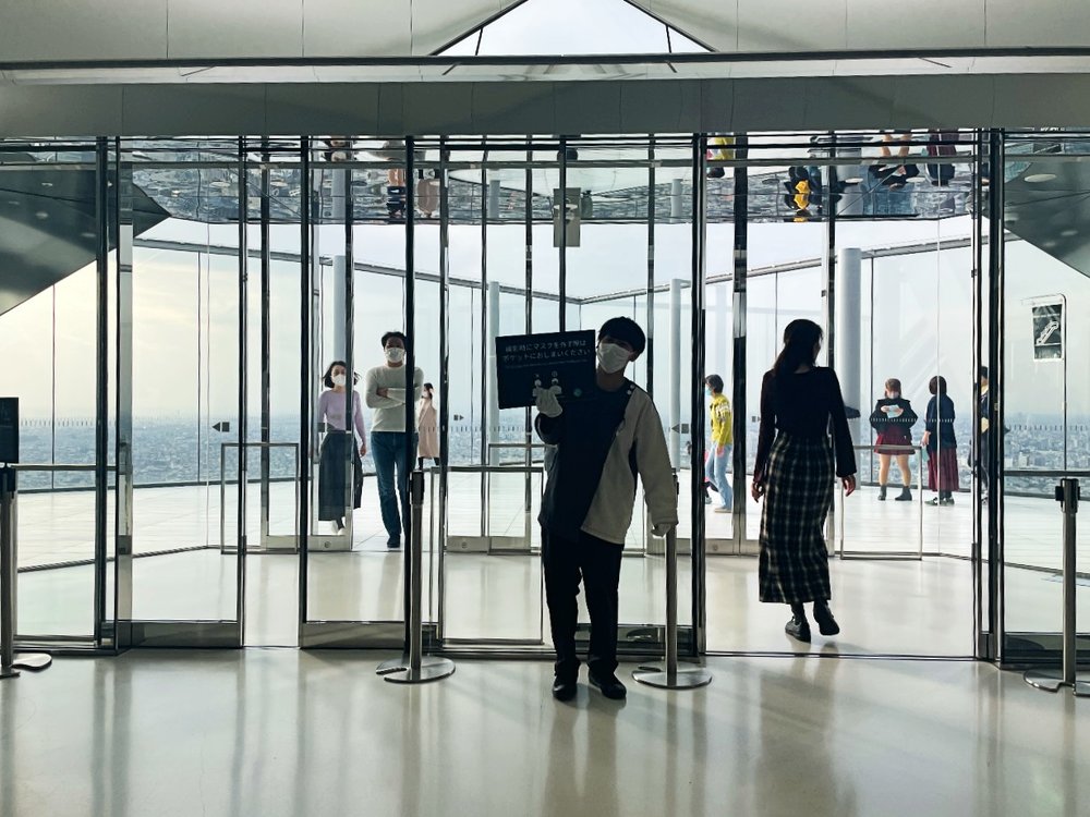 SHIBUYA SKYの屋外展望スペースに出るところ