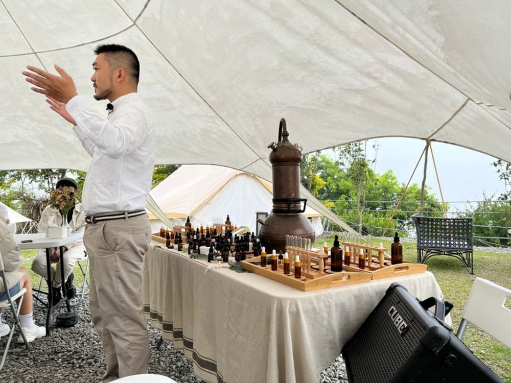 山思雲想 調香課老師