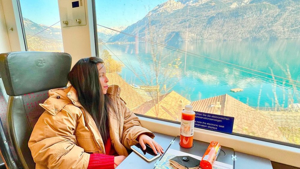 Embark on a scenic train ride to see the magnificent Swiss Alps!  Image credits: @la_veraa