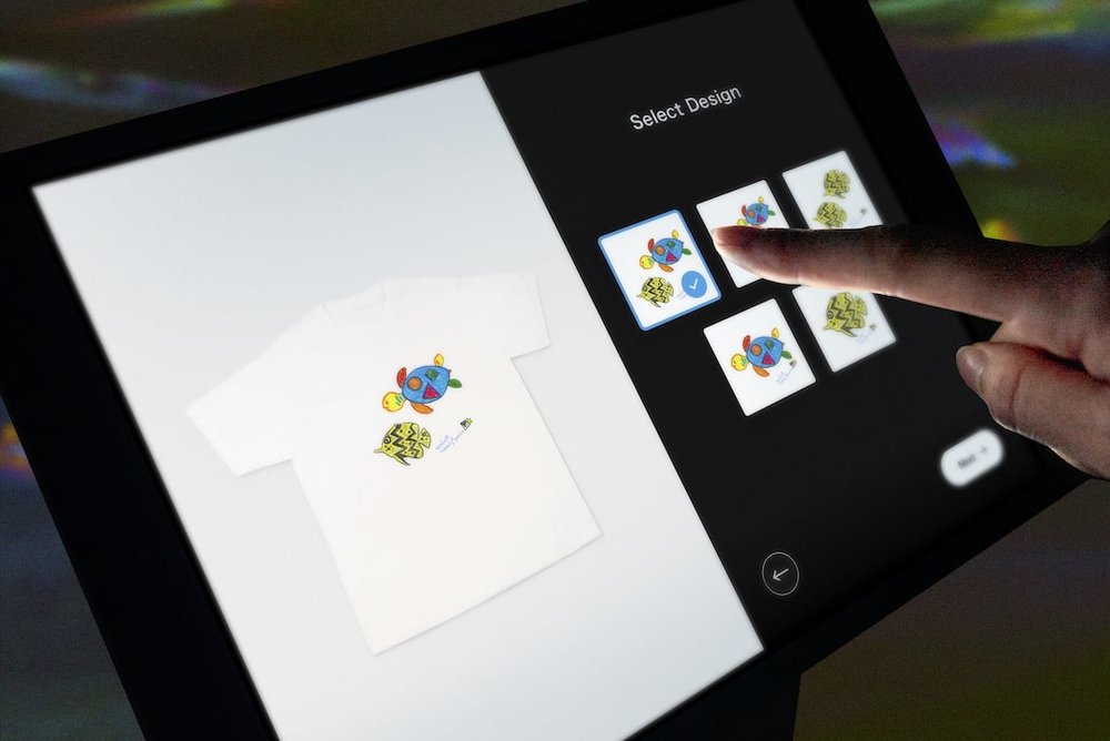 チームラボボーダレスお絵かきファクトリーのタブレット