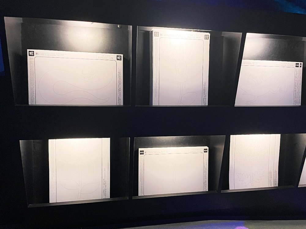 チームラボボーダレス お絵かきファクトリー 用紙を2枚選ぶところ