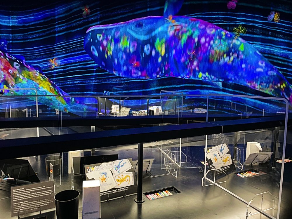 チームラボボーダレス お絵かきファクトリー　テーブルのクレヨンで色を塗る