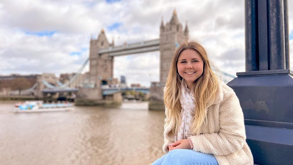 Pose for photos by the 136-year-old Tower Bridge, one of London’s famous landmarks. Credit: sas_ii