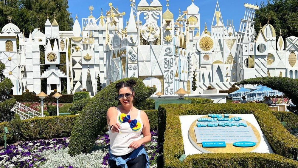 The ride showcases audio-animatronic dolls in traditional costumes from all over the world, so keep an eye out for the Aussies in the ride! Credits: @queeenaaale on Instagram