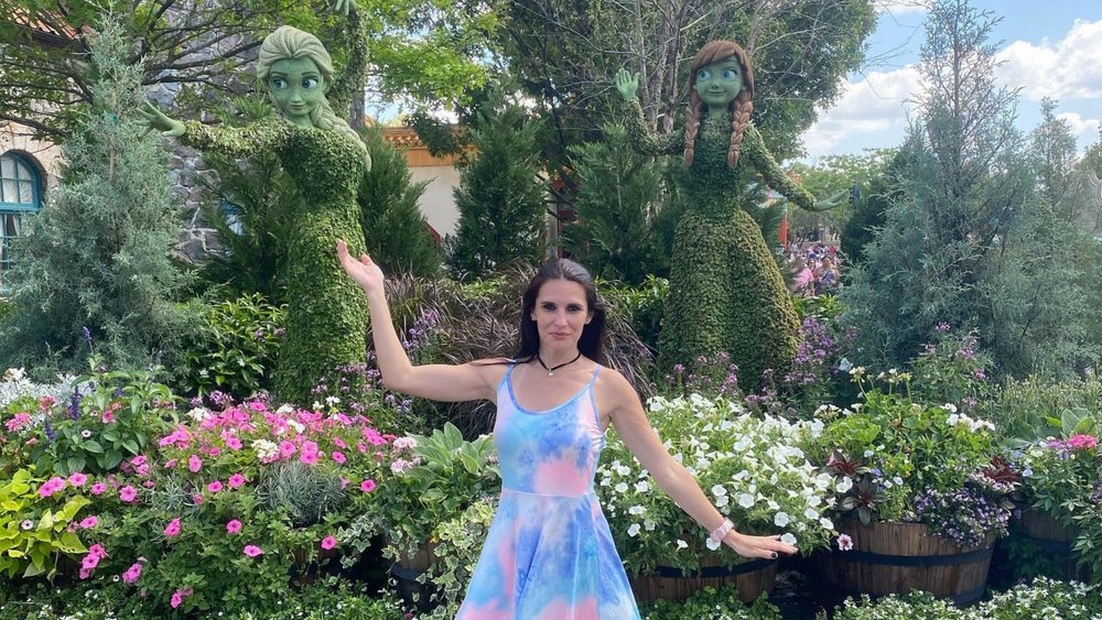 Take a pic with Elsa and Anna outside Frozen Ever After. Credits: @lilikbit