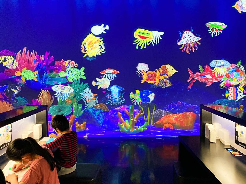 チームラボボーダレス お絵かき水族館でお絵かき