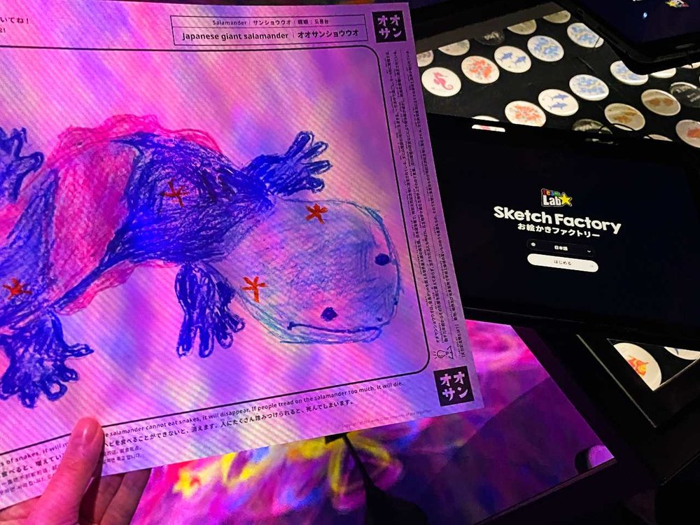 チームラボボーダレス お絵かきファクトリーでタブレットを渡される