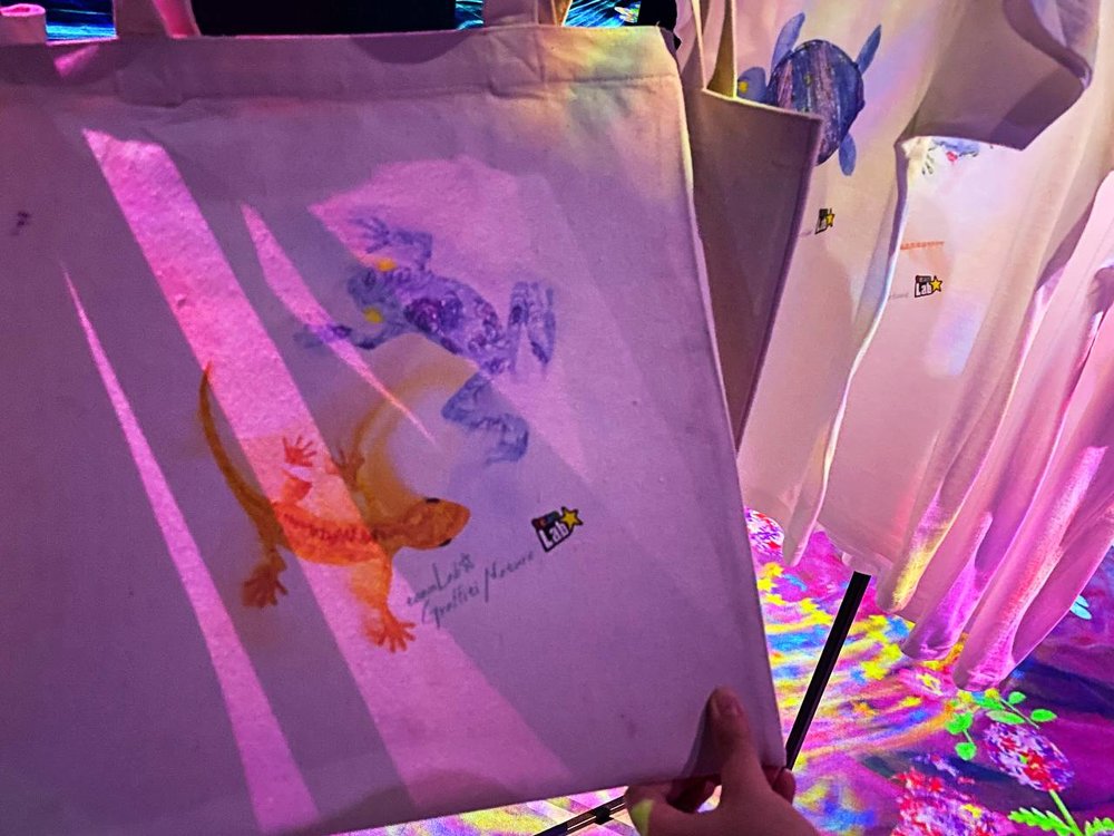 チームラボボーダレス お絵かきファクトリーの完成品トートバッグ