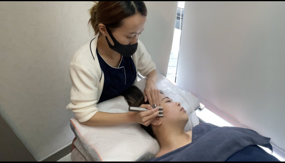 配合專業儀器和手法,助客人調理身體。