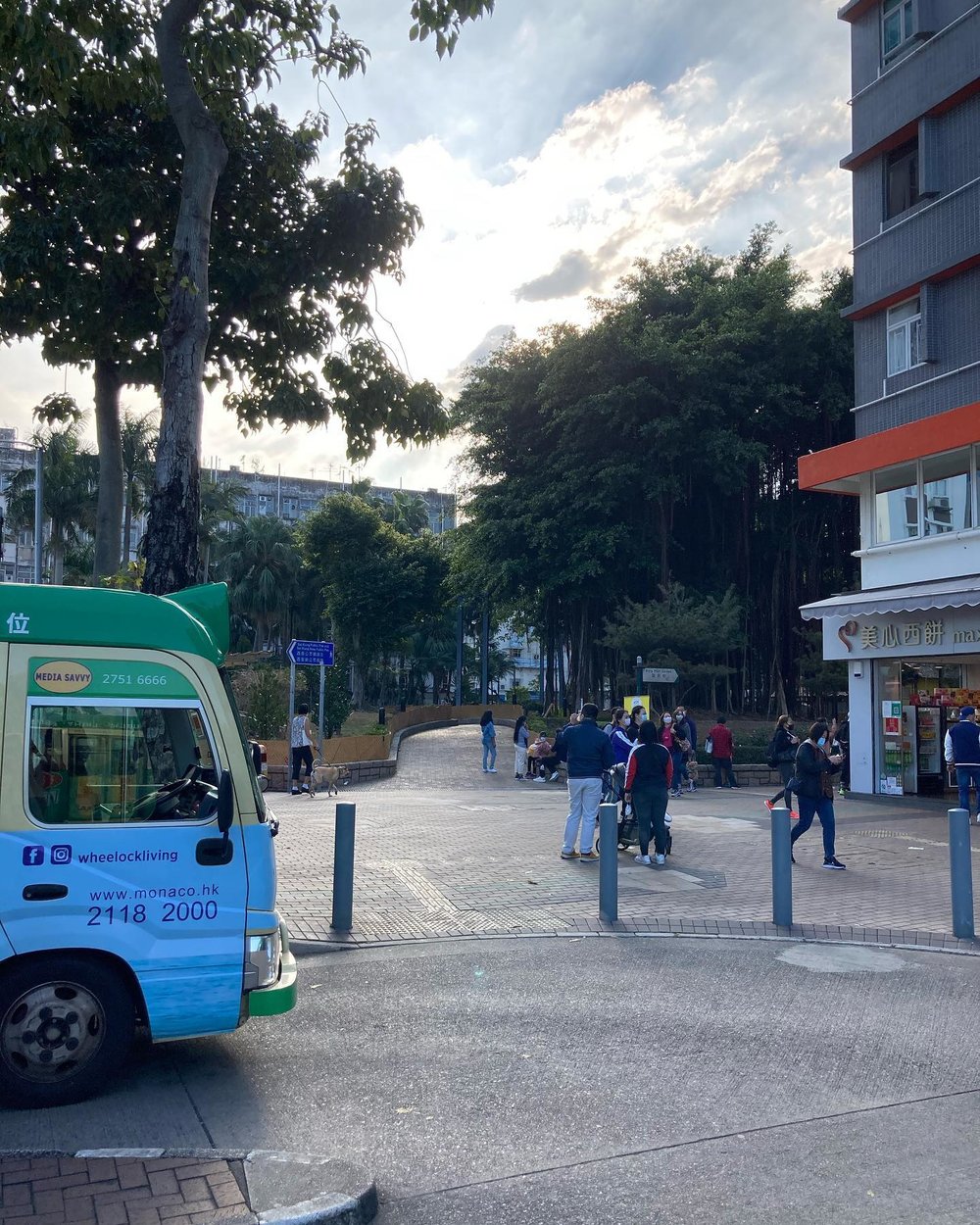 每逢週末黃昏,西貢碼頭都會排滿等巴士及小巴的人潮,但勝在班次頻密,都不算等太耐就可上車。 (Instagram @davidngan72)