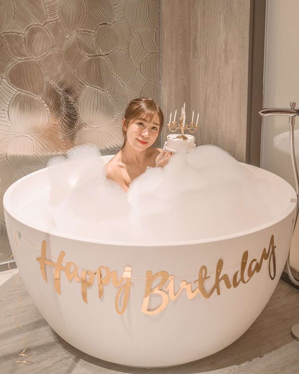 房間設有大型浴缸,可望在海景浸浴。(Instagram @kkikow)