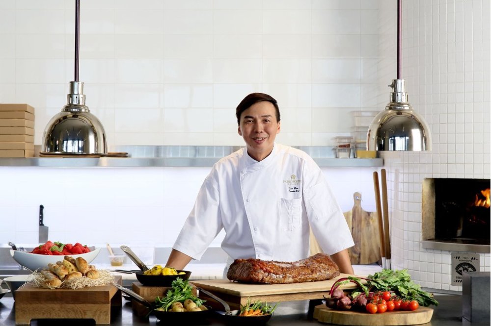 Chef presenting his food in the tabel