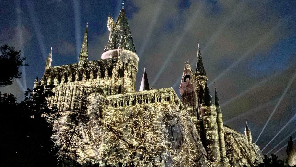 Watch Hogwarts Castle transform into your fave house! Credits: @shostikira